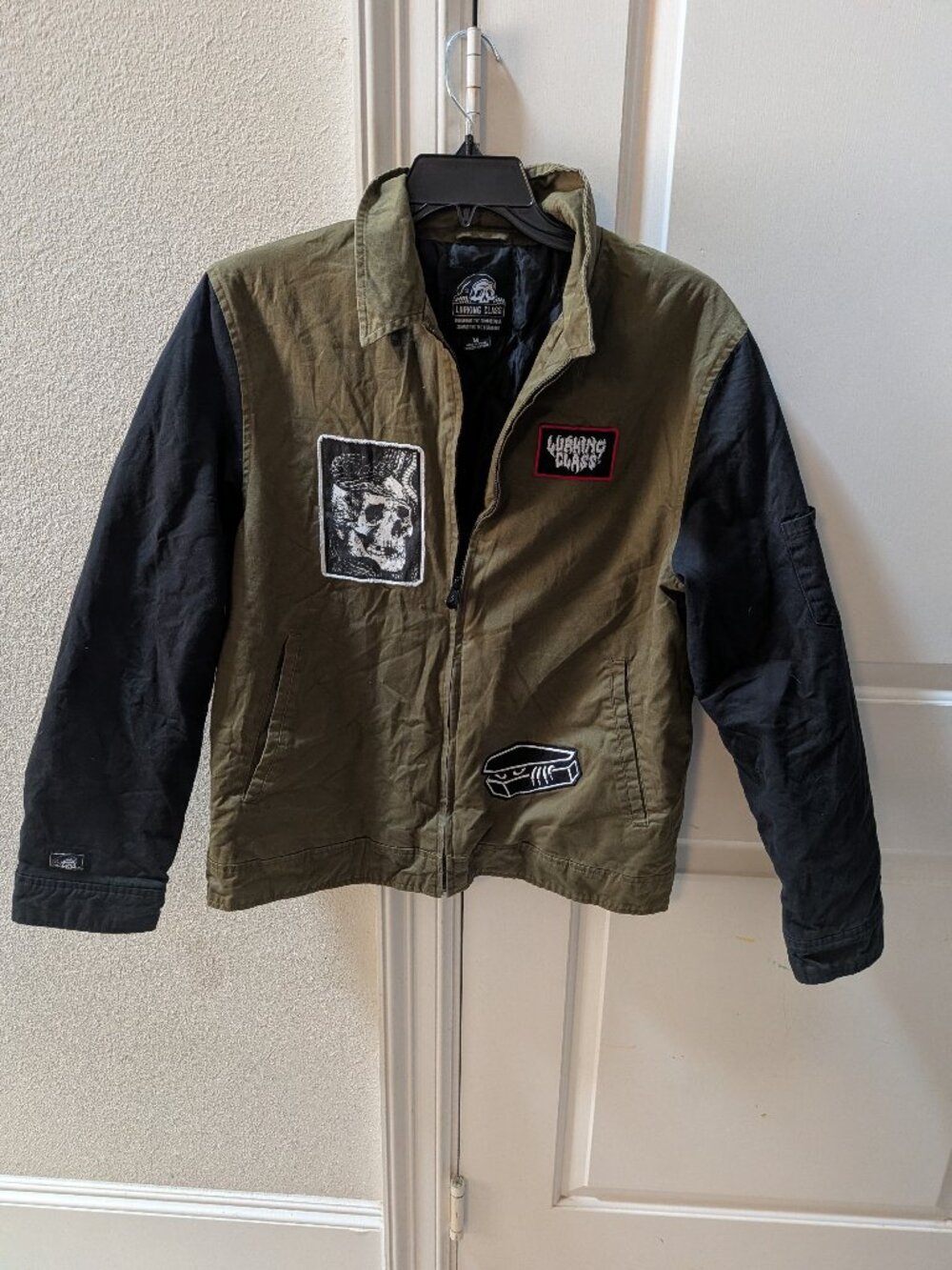 Lurking Class Mens Army Green Black Patch Graphic Zip Up Quilted Jacket Medium